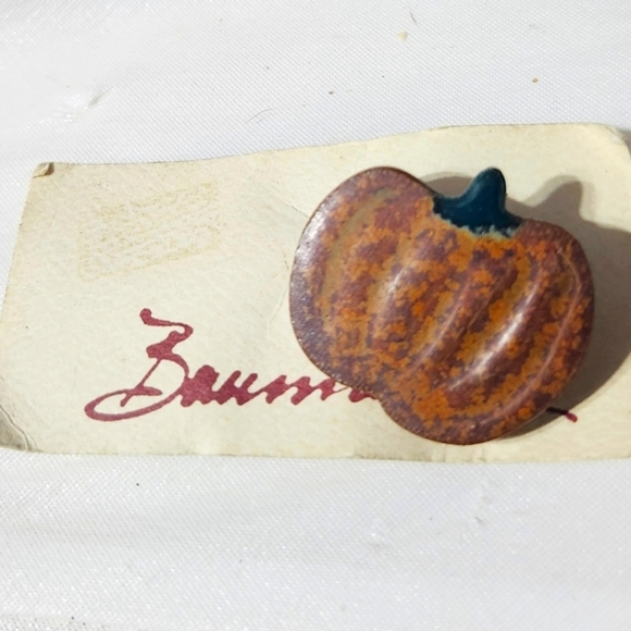Vtg Artisan Signed Pottery Clay Pumpkin Autumn Fall Pin Brooch on Card - Picture 1 of 3